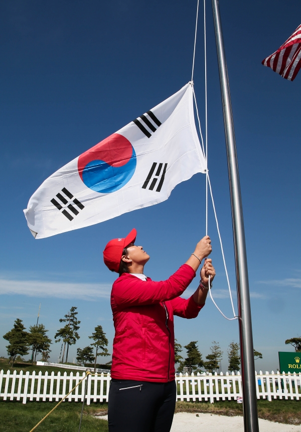 한국팀 입장식에서 태극기를 게양하는 박세리