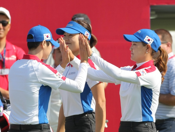 한국팀의 박성현과 유소연이 경기 시작에 앞서 화이팅을 하고 있다