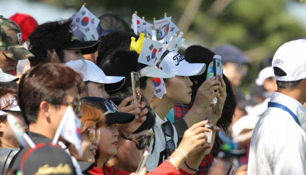 한국팀을 응원하는 갤러리들이 모자에 국기를 달고 열심히 응원을 하고 있다