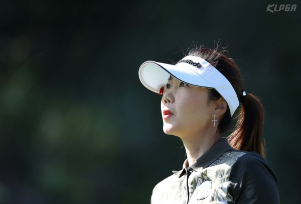 강수연 2번홀 티샷 후 타구를 바라보고 있다