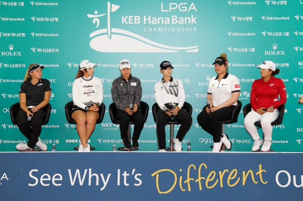 공식기자회견에서 기자의 질문에 답하는 선수들 왼쪽부터 브룩 핸더슨,배선우,이민지,박성현,아리야 주타누간,고진영