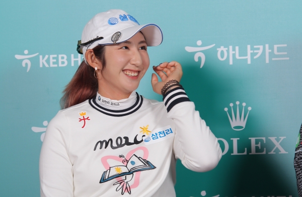 공식기자회견에서 미소를 짓는 배선우