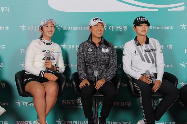 공식기자회견에서 미소를 짓는 배선우 이민지 박성현