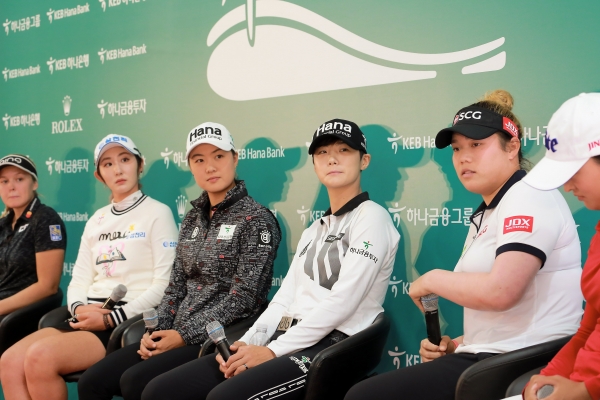 기자들의 질문을 듣는 선수들