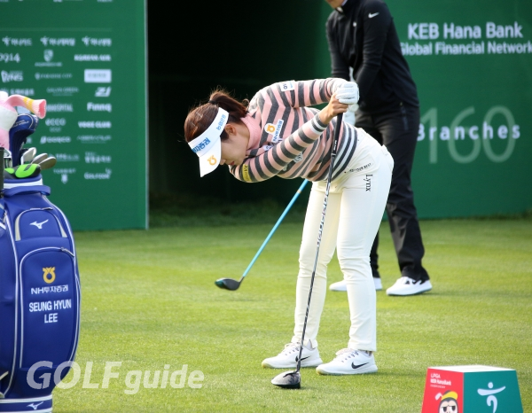 몸 좀 풀어볼까...2018 LPGA KEB하나은행챔피언십 1R 이승현