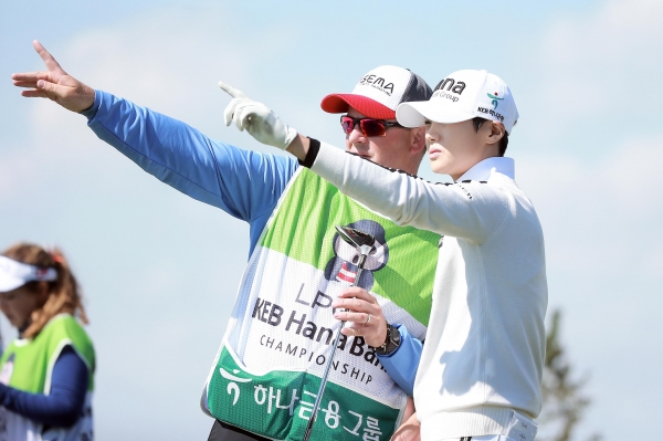 6번홀 공략지점 확인하는 박성현