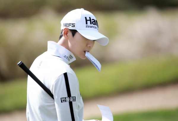 7번홀 그린 주변 라인을 살피는 박성현