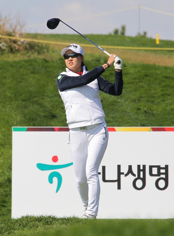 이민지가 7번 홀 티 샷 후 타구방향을 보고 있다