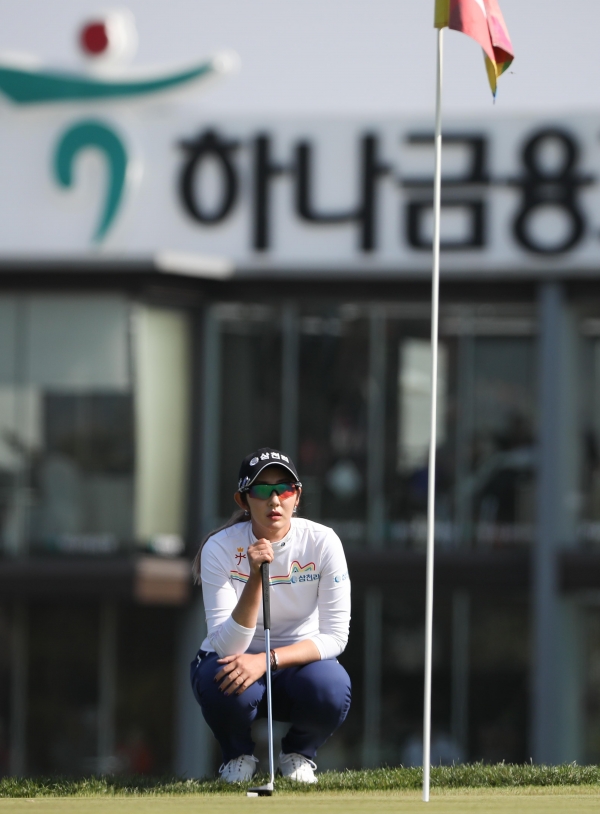 9번홀에서 버디라인을 찾는 배선우선수
