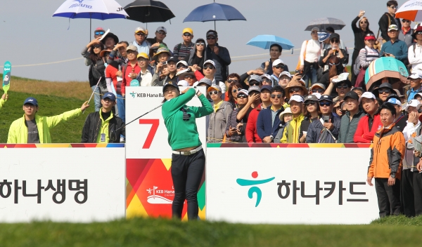 전인지가 7번 홀에서 티샷을 하고 있다
