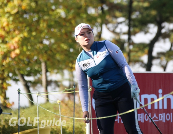 티 샷 후에 공을 바라보는 장하나...KB금융 스타챔피언십 2R