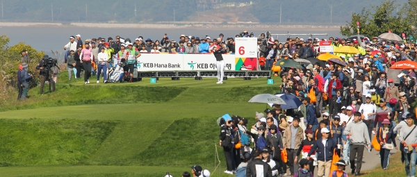 LPGA 투어 'KEB하나은행 챔피언십' 대회에서 박성현 선수가 경기하는 홀에 몰린 갤러리들(사진 제공: 'KEB하나은행 챔피언십' 대회본부)