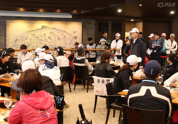 KLPGA 최진하 경기 위원장이 선수및 캐디,관계자들에게 2R 경기 중단에 관한 설명을 하고 있다