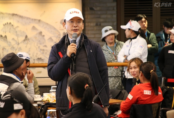 KLPGA 최진하 경기 위원장이 선수및 캐디,관계자들에게 2R 경기 중단에 관한 설명을 하고 있다