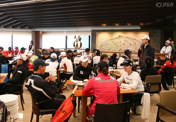 KLPGA 최진하 경기 위원장이 선수및 캐디,관계자들에게 2R 경기 중단에 관한 설명을 하고 있다