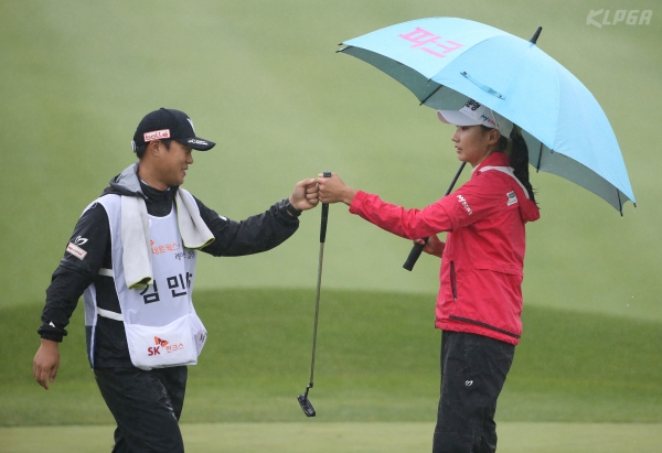 김민선5 8번홀 버디 성공 후 캐디와 기뻐하며