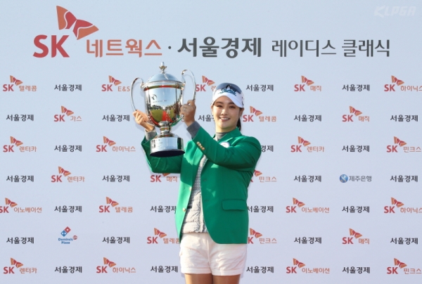 박결이 우승 트로피를 들고 포즈를 취하고 있다(사진 제공: KLPGA)