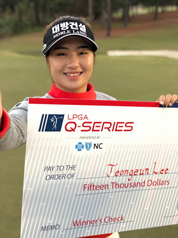 이정은6가 LPGA Q-시리즈에서 당당하게 1위를 차지하고 난 뒤 합격 증서를 받고 기뻐하고 있다. 합격 증서에는 상금 1만5000 달러도 표시돼 있다.(사진 제공:JNA)
