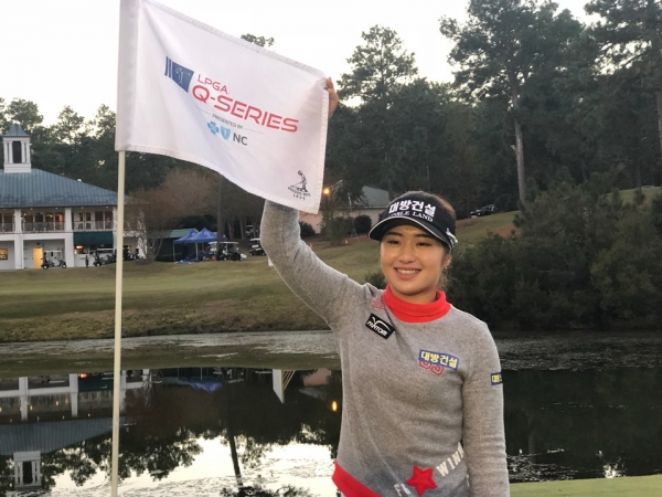 이정은6가 LPGA Q-시리즈를 치른 대회장 그린에서 깃발을 잡고 포즈를 취했다(사진 제공:JNA)