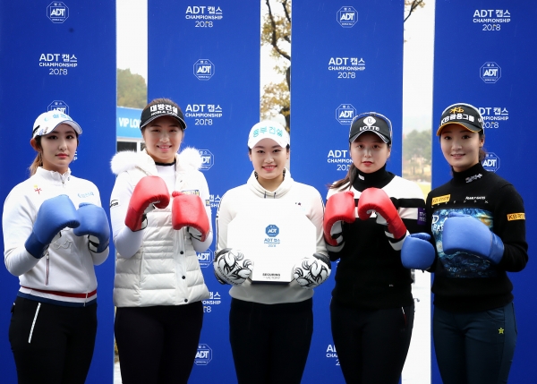 (좌측부터) 배선우, 이정은6, 지한솔, 최혜진, 오지현이 글러브를 낀 채 최종전에서의 승리를 다짐하고 있다