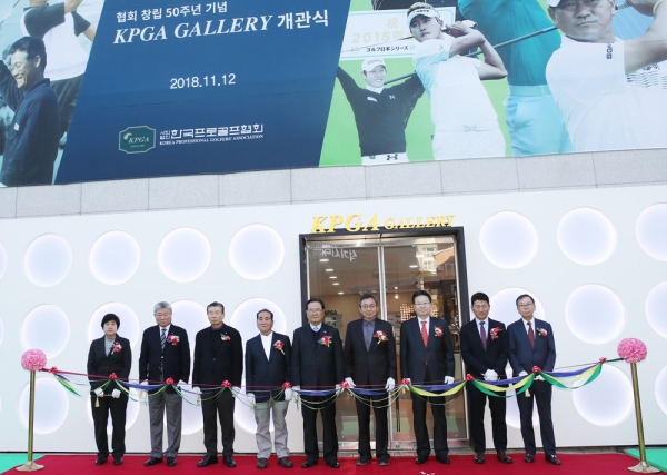 'KPGA 기념관' 앞에서 KLPGA 강춘자 부회장, KPGA 50주년 기념사업 추진위원회 문홍식 고문, 슈페리어 김귀열 회장, KPGA 한장상 고문, KPGA 양휘부 회장, KPGA 이일안 고문, JTBC플러스 홍성완 총괄사장, 최경주, KPGA 이순동 자문위원(좌로부터)