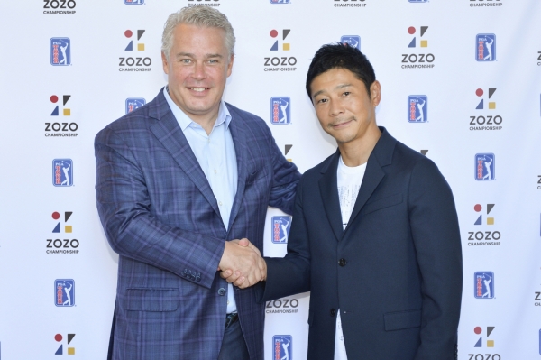 일본 최초의 PGA 투어 정규 대회 개최 합의를 한 타이 보타우 PGA 투어 국제 개발 부사장(왼쪽)과 마에자와 유사쿠 ZOZO 그룹 대표(오른쪽) 사진 제공 : PGA 투어
