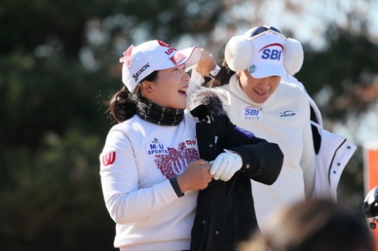 KLPGA팀 김지현2와 김아림이 LPGA팀 박성현과 리디아고 조를 상대로 승리를 거둔 뒤 환하게 웃고 있다.(사진 제공: 챔피언스 트로피 대회본부)