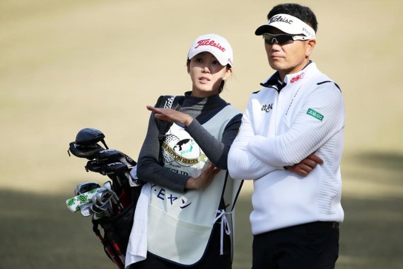 양용은이 JGTO 시즌 최종전 'JT컵'서 캐디로 나선 아내와 경기 중 의견을 나누고 있다.(사진 제공 : KPGA)