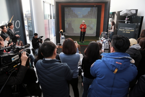 이벤트에 참여한 고객들에게 박인비가 프라이빗 레슨을 진행하고 있다