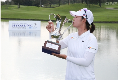 우승장 박지영이 우승컵을 안고 포즈를 취했다.(사진 제공;KLPGA)