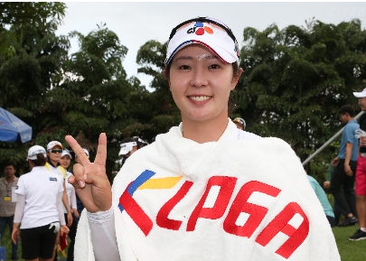 우승 확정 후 손을 들고 기뻐하고 박지영(사진 제공; KLPGA)