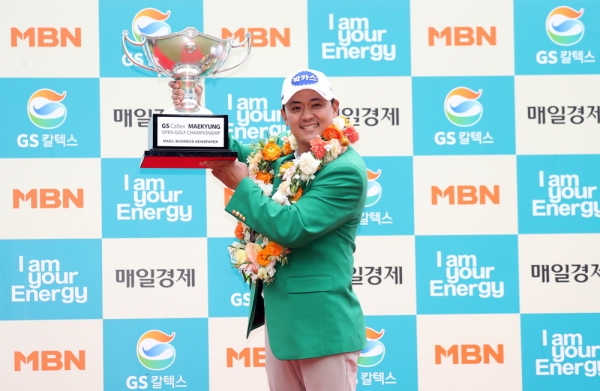 박상현이 매경오픈에서 우승한 뒤 우승트로피를 들고 환하게 웃고 있다(사진 제공:KPGA)