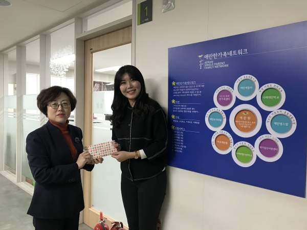 애란원 강연실 대표원장에게 강연 수익금을 기부금으로 전달하고 있는 전수빈 프로