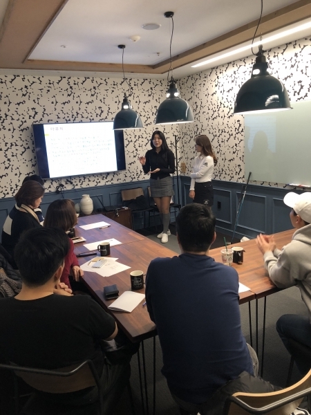 11월 11일 강연 때 참가자들과 대화를 나누고 있는 전수빈(검정색 상의), 이효주(흰색 상의) 프로
