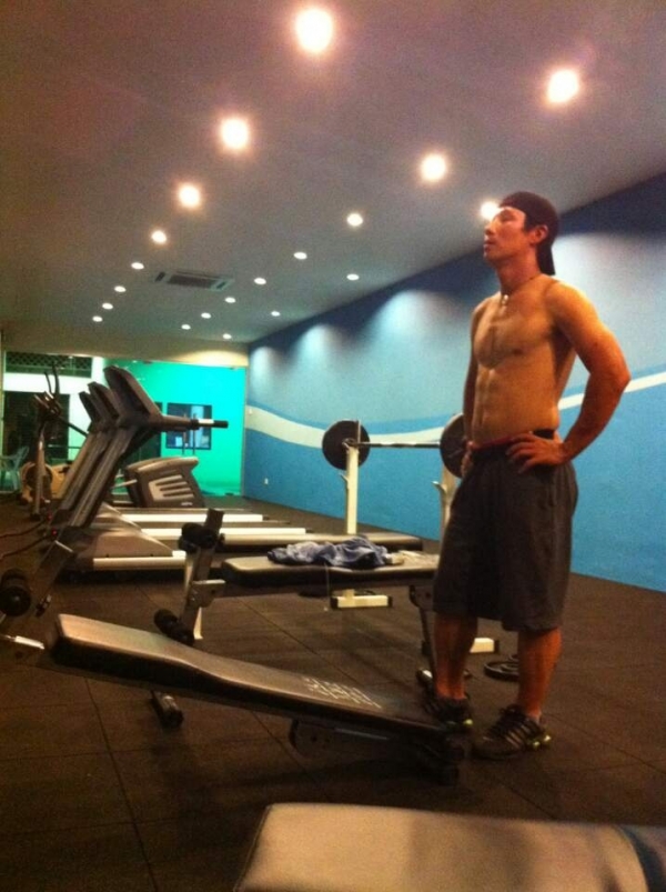 웨이트트레이닝에 전념하고 있는 김봉섭의 모습