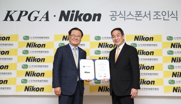 기념 촬영에 임하고 있는 KPGA 양휘부 회장(좌)과 (주)니콘이미징코리아 키타바타 히데유키 대표