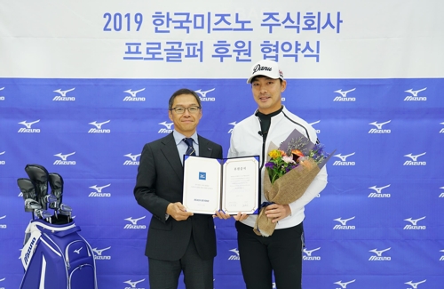 후원 협약식을 한 코니시 대표(왼쪽)와 홍순상 선수
