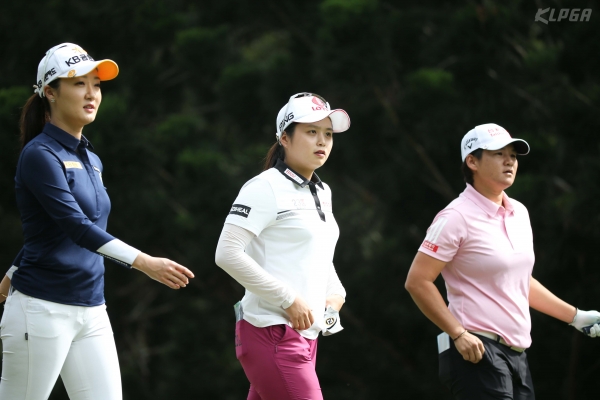 오지현,최혜진,TSENG Ya-Ni 4번홀 티 샷 후 페어웨이 향해 이동