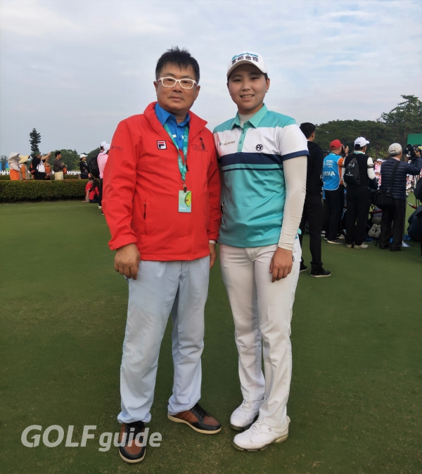 본지와 단독 인터뷰 후 필자와 함게 포즈를 취한 천유주 선수