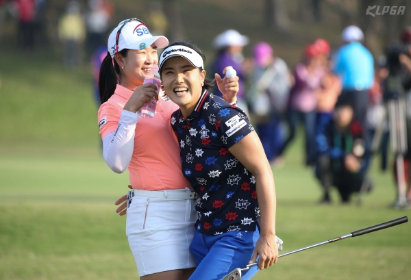 전미정이 후배 김아림 프로로 부터 우승 축하 받고 있다