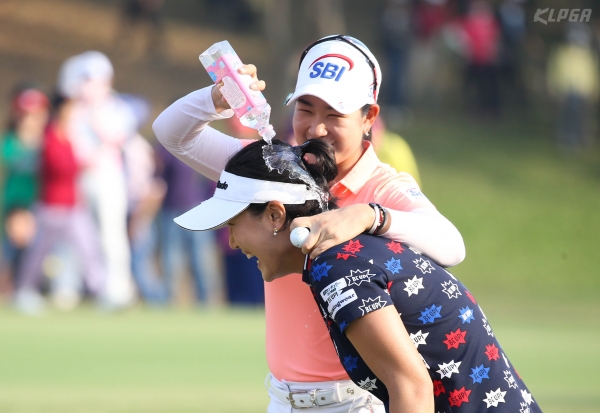 전미정이 우승 축하 물세례
