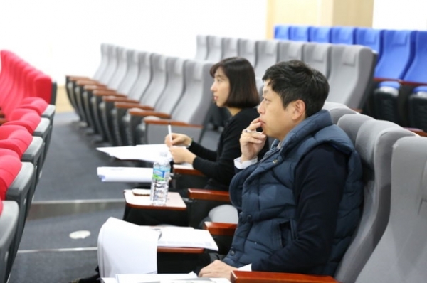 면접 중인 뉴딘파스텔 한태정 대표이사(남)와 뉴딘파스텔 함정민 지휘자(여).