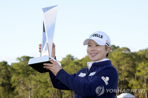 지은희가 LPGA 투어 '다이아몬드 리조트 토너먼트 챔피언스'에서 우승한 뒤 트로피를 들고 포즈를 취했다.(사진제공:연합뉴스)
