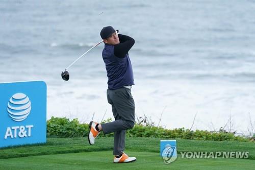 민모자를 쓴 채 연습 라운드에 나선 최호성. 사진=게티이미지/AFP=연합뉴스
