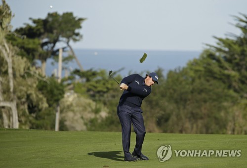 페블비치 프로암 1라운드 미컬슨. 사진=AP연합뉴스