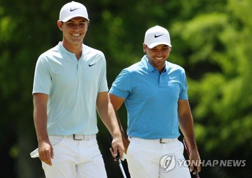 라이언 러플스 (왼쪽)와 동료 골프 선수 제이슨 데이(오른쪽). 사진=AFP 연합뉴스