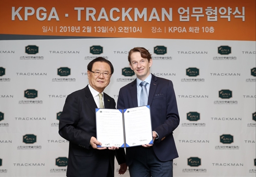 KPGA 양휘부 회장(좌)과 트랙맨 에마누엘 프라우엔롭 부사장. 사진 = KPGA