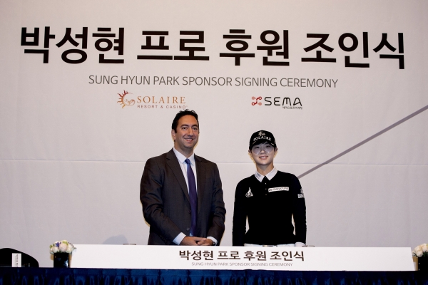 박성현 프로와 솔레어 싸이러스 쉐라팟 부사장이 기념촬영을 하고 있다