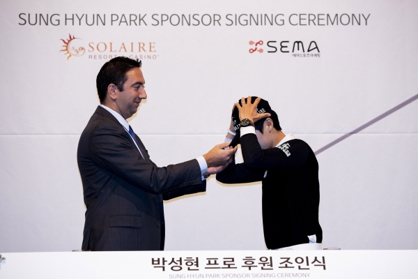 박성현 프로와 솔레어 싸이러스 쉐라팟 부사장이 착모식을 하고 있다. 사진=세마스포츠마케팅