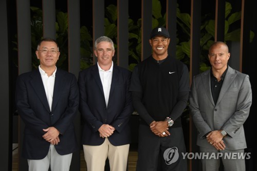 협약식에 참석한 현대자동차그룹 정의선 수석 부회장(왼쪽부터), PGA투어 커미셔너 제이 모나한, 타이거 우즈, 제네시스사업부 맨프레드 피츠제럴드. 사진=현대자동차, 연합뉴스